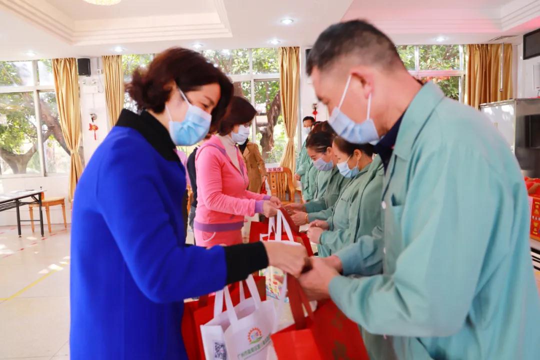 區(qū)婦聯(lián)領(lǐng)導(dǎo)班子為留穗家政人員送上慰問(wèn)品.jpg