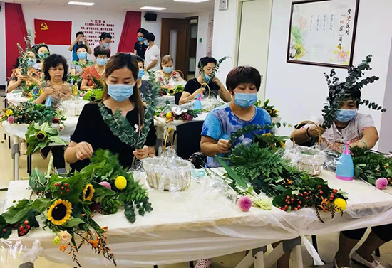 圖:社區(qū)姐妹們?cè)诶蠋熤笇?dǎo)下進(jìn)行花藝創(chuàng)作550.jpg