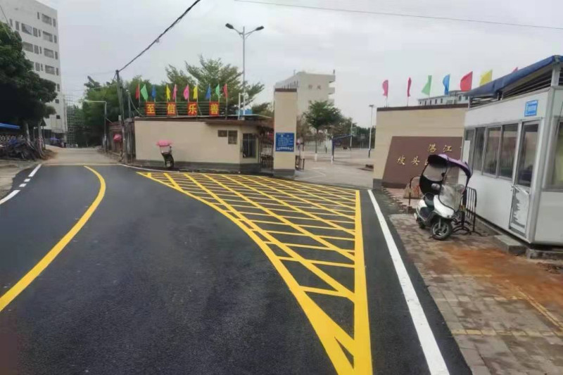 修整后的學(xué)校門前道路_副本.jpg