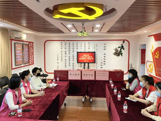 區(qū)婦聯(lián)聯(lián)合廣州問山茶葉有限公司慰問南源街道婦聯(lián)執(zhí)委、巾幗志愿者550.jpg