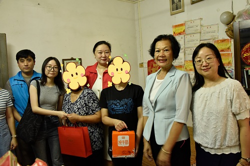 區(qū)婦聯(lián)掛職副主席勒妍帶隊(duì)探訪(fǎng)慰問(wèn)單身困難母親.jpg