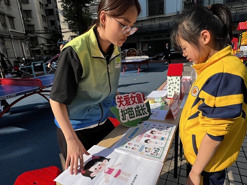 “三八”維權(quán)周活動流動書屋“關(guān)愛女童”兒童繪本領(lǐng)讀.jpg