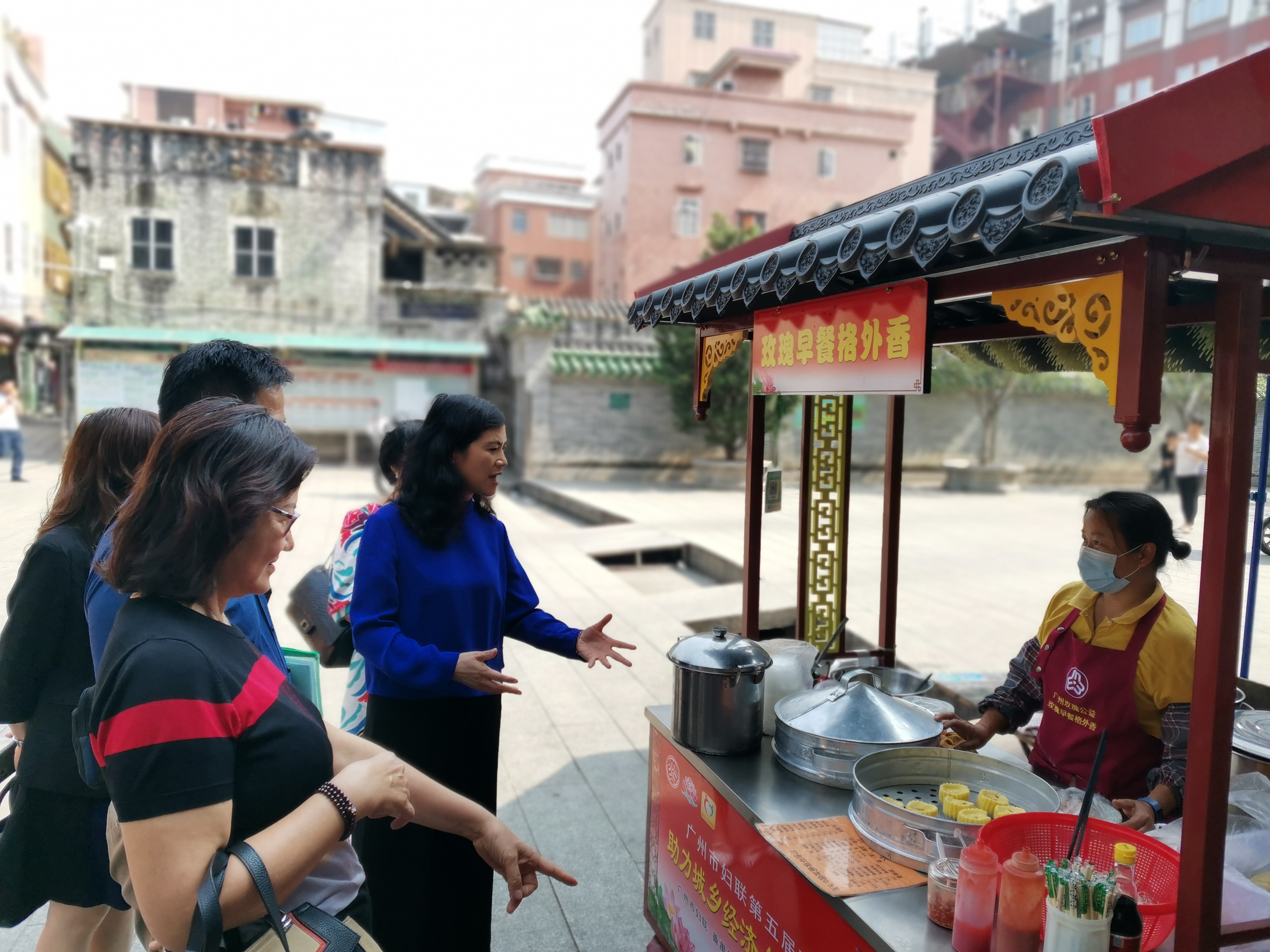 市婦聯(lián)一行考察早餐餐車項目.jpg