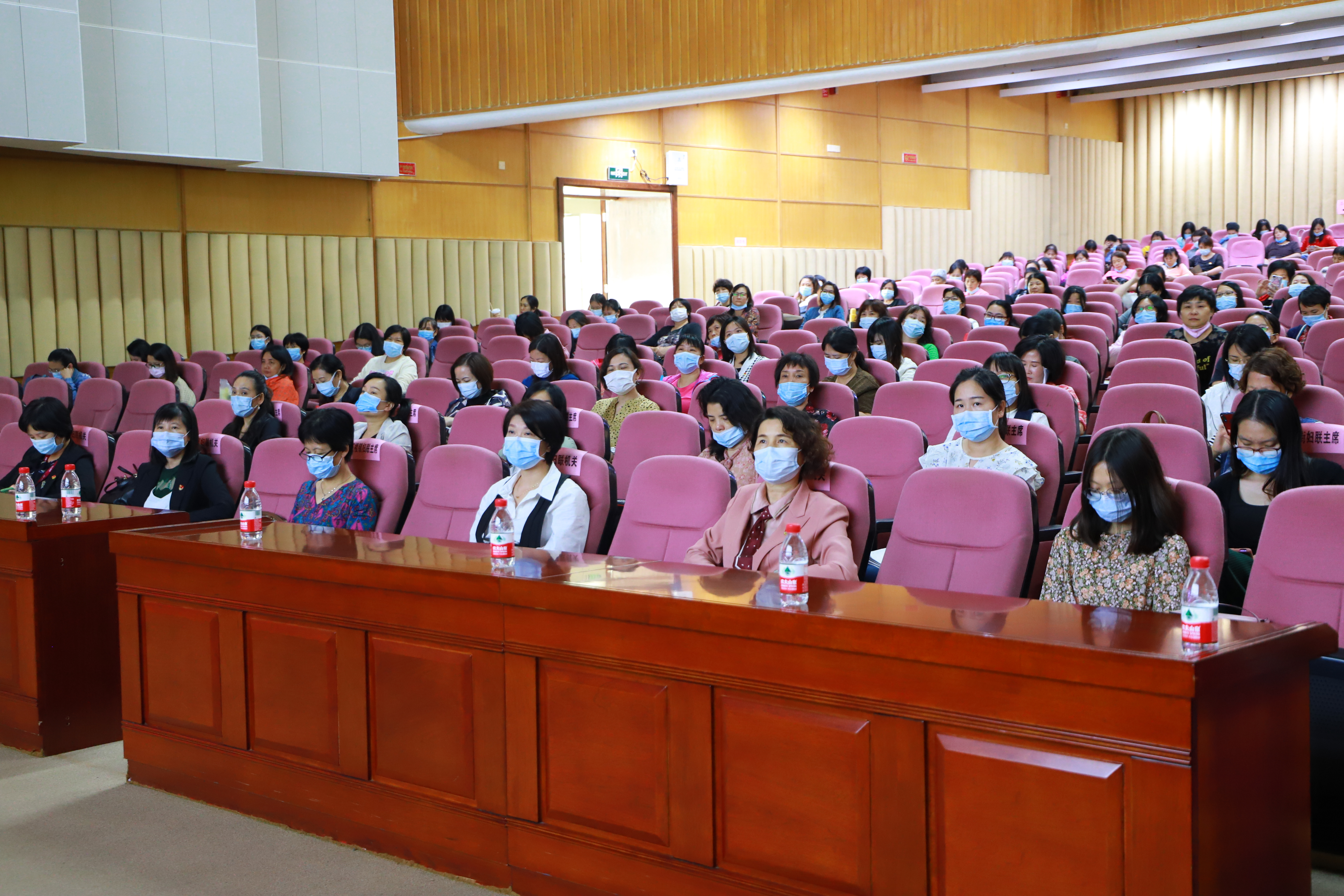 參會(huì)人員認(rèn)真聽講.JPG